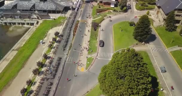 Kerékpárversenyző Ironman Triatlon Bustillo Útvonal Bariloche Argentína Körül Fák Növényzet — Stock videók