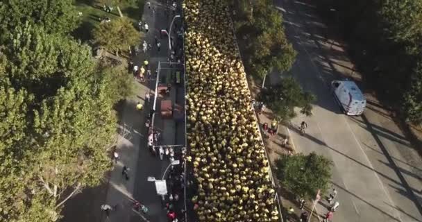 Montón Corredores Con Camisetas Amarillas Esperando Maratón Comienzan Ciudad Buenos — Vídeos de Stock