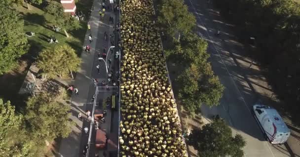 Veel Hardlopers Met Gele Shirts Wachten Een Marathon Start Stad — Stockvideo