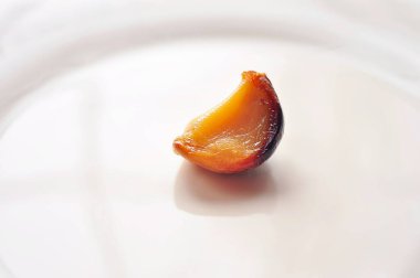 Beyaz arka planda kavrulmuş sarımsak karanfili.