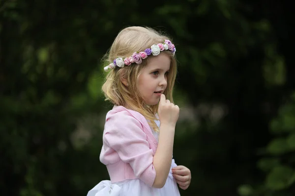 Χαριτωμένο Ξανθό Κορίτσι Στεφάνι Από Λουλούδια Στο Κεφάλι Μικρή Πριγκίπισσα — Φωτογραφία Αρχείου