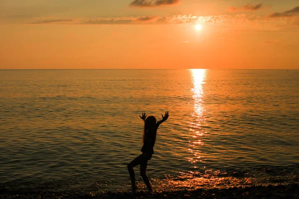 Gelukkig Meisje Dansend Bij Zonsondergang Strand Met Opgeheven Armen Selectieve — Stockfoto