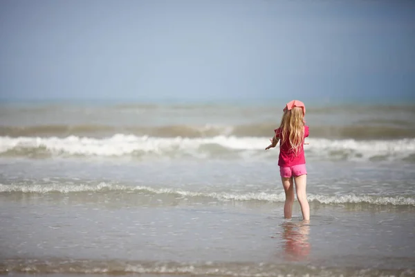 Klein Meisje Hoofddoek Kijkend Naar Zee Handen Naar Zee Achteraanzicht — Stockfoto