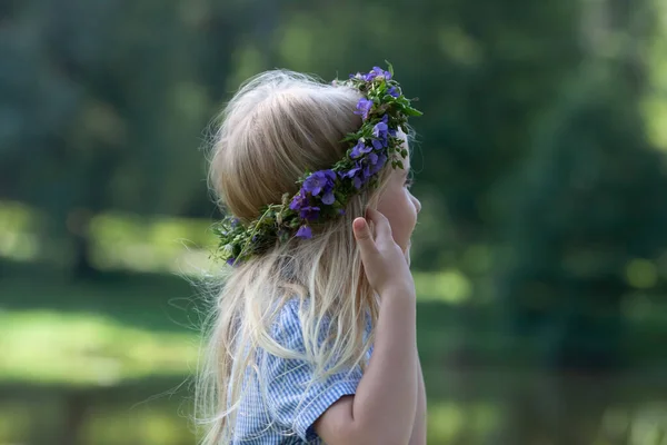 Kleines Blondes Mädchen Mit Dem Kranz Blauer Wildblumen Seitenansicht Die — Stockfoto