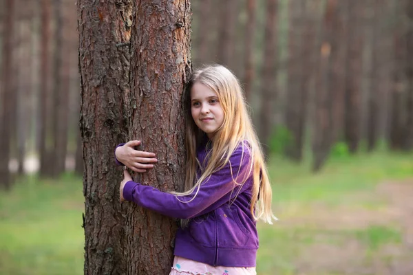 Блондинка Обнимает Дерево Сосновом Лесу Наслаждаясь Природой Любить Природу Заботиться — стоковое фото