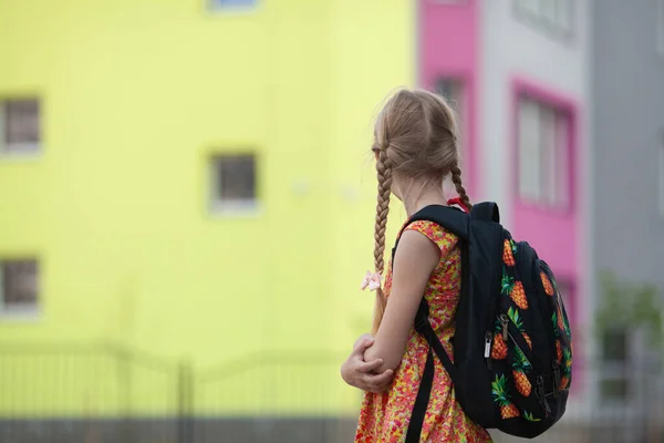 Uczennica Warkoczami Patrząca Kolorowy Budynek Szkoły Dziewczyna Plecakiem Widok Tyłu — Zdjęcie stockowe