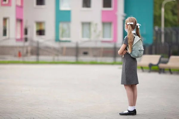 Een Tiener Student Meisje Blijft Buurt Van Een School Kijken — Stockfoto