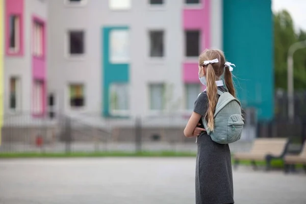 Een Tienermeisje Met Rugzak Blijft Dicht Bij Een School Achteraanzicht — Stockfoto