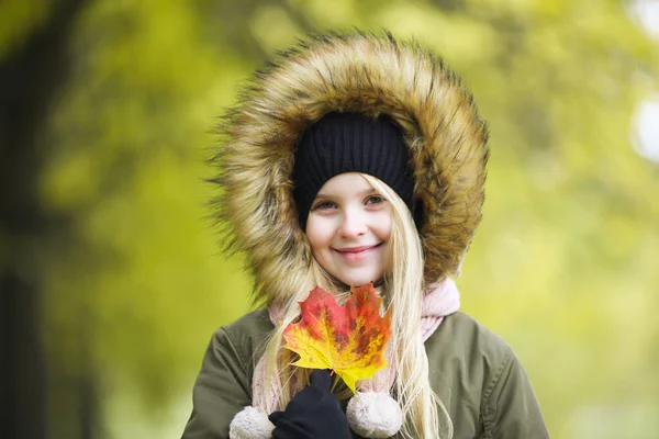 Uśmiechnięta Blondynka Jesiennym Liściem Klonu Piękny Jesienny Portret Uroczej Dziewczyny — Zdjęcie stockowe