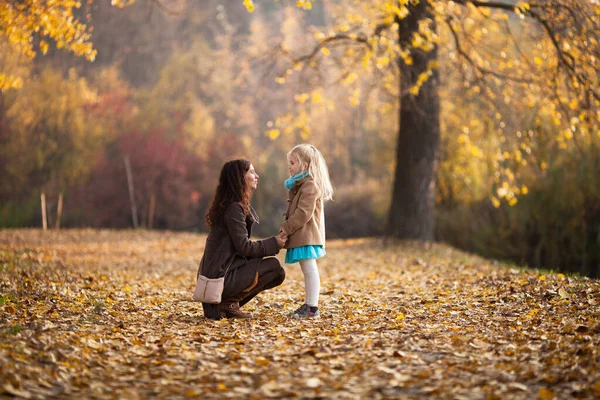 Mamá Sentada Hablando Con Pequeña Hija Altura Los Ojos Sosteniendo — Foto de Stock