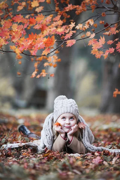 Gadis Kecil Yang Lucu Berbaring Tanah Taman Musim Gugur Gadis — Stok Foto