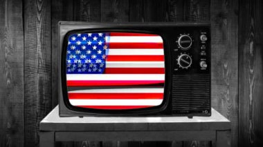 Sonra 70 'lerin modası geçmiş eski bir televizyona sabit çekim yaptı. Ekranda Amerikan bayrağı vardı. Retro arıza etkisi vhs, kaydırma çizgileri, yatay çubuklar. Amerikan seçimleri. ABD arka planı