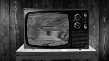 Eski moda bir TV 'ye zum yap. İki farklı sonuç olasılığı var, Donald Trump ya da Joe Biden. İki senaryo var. Statik televizyon sonra kazananın yüzü..