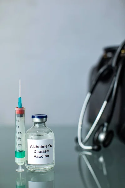 Frasco Medicamento Transparente Vacuna Contra Alzheimer Junto Con Equipo Médico — Foto de Stock