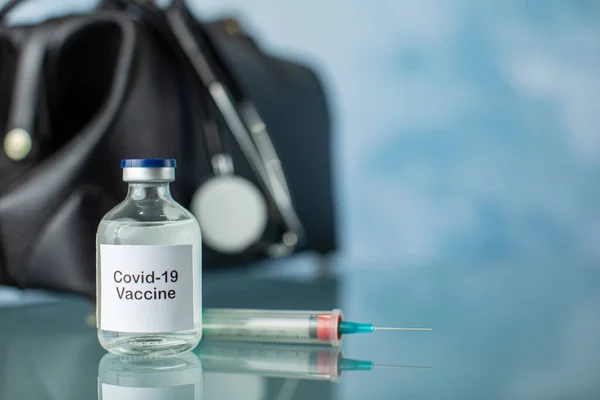 Egy Üveg Átlátszó Gyógyszer Covid Coronavirus Vakcina Fecskendővel Orvosi Táskával — Stock Fotó
