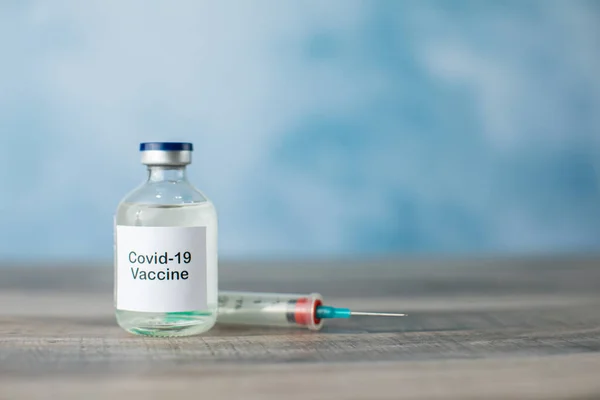 Egy Üveg Átlátszó Gyógyszer Covid Coronavirus Vakcina Vagy Kezelés Fecskendővel — Stock Fotó
