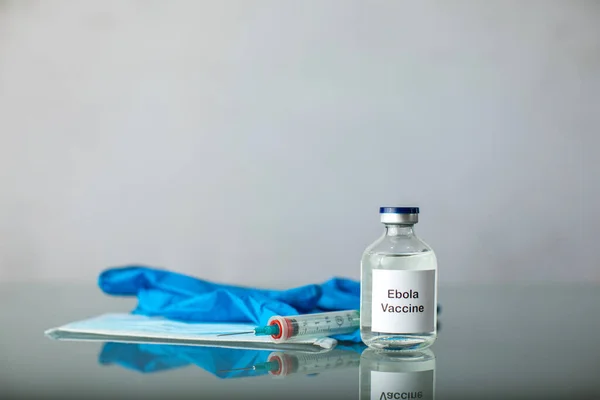 Lehetséges Ebola Vakcina Átlátszó Injekciós Üvegben — Stock Fotó