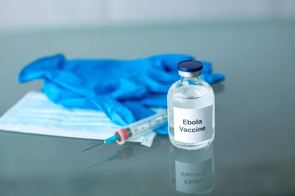 Vacuna Contra Ébola Con Jeringa Mascarilla Protectora Guantes Quirúrgicos Látex — Foto de Stock