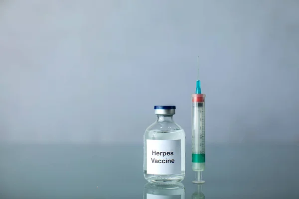 Egy Üveg Átlátszó Herpesz Vakcina Egy Fecskendő Egy Sima Felületen — Stock Fotó