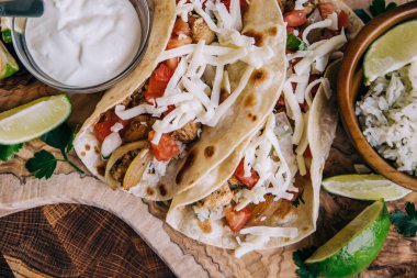 Meksika taco şenliği ve yanında pirinç ve salsa sosu.