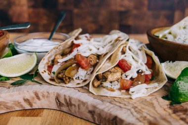 Peynirli, soğanlı, tavuklu, pico de gallo soslu, kişniş limonlu pilav ve ekşi kremalı Meksika böreği ile dolu lezzetli bir zeytin tahtası. 