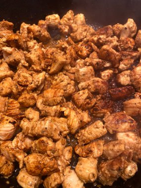 Isırık büyüklüğünde ızgara tavuk göğsü. Baharatlı ya da barbekü tepsisinde pişirilmiş.