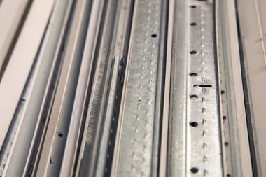 Bir binanın yıkımından sonra geri dönüştürülebilen ya da çoğaltılabilen hurda metal şeritler.