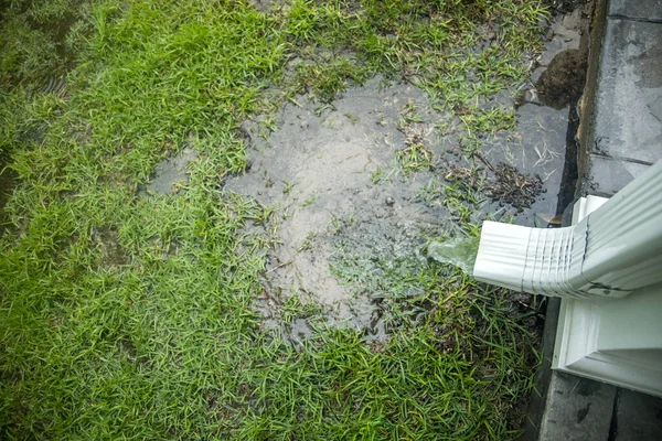 Heves Esőzések Viharok Után Kemény Esővíz Ömlött Csatornából — Stock Fotó