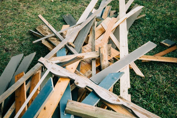 Una Grande Pila Legno Scarto Proveniente Edificio Demolito Durante Processo — Foto Stock