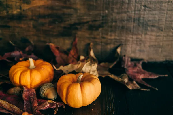 Una Mesa Madera Rústica Oscura Llena Hojas Otoño Una Calabaza — Foto de Stock