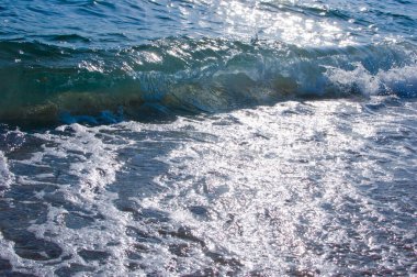 Öğleden sonra güneş ışığı ve ışıltılarıyla köpüklü su, köpük ve suyun arka planı, tam çerçeve  