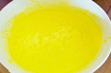 Beyaz plastik fıçı, sarı boya, kabarcık dokusu, üst görüşü kapat.