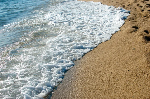 Hermosas Olas Con Espuma Del Mar Playa Arena Final Tarde —  Fotos de Stock