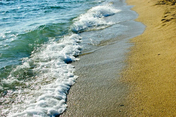 Красивые Волны Пеной Моря Песчаном Пляже Конце Дня — стоковое фото
