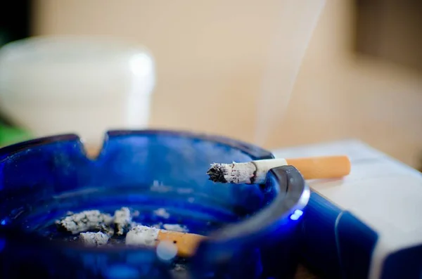 Queima Cigarro Cinzeiro Vidro Azul Com Manteiga Cigarro Pilha Cinzas — Fotografia de Stock