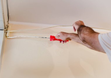 Duvarları boya rulosuyla boyarken, duvarları boyarken, daireleri yenilerken... 