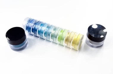 Plastik kutuda makyaj göz gölgeleri ve beyaz arkaplanda izole edilmiş kozmetik şişe kapları, boşluğu kopyala