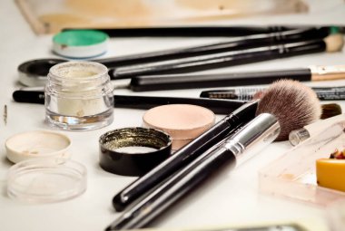 Profesyonel makyaj fırçaları, plastik kutuda göz gölgeleri, düşük açı görünümü, seçici odaklanma, ortam ışığı