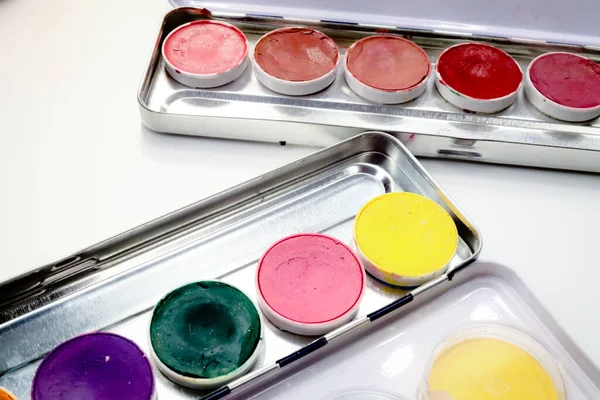 Maquiagem Paleta Sombra Colorida Casos Metal Isolado Fundo Branco — Fotografia de Stock
