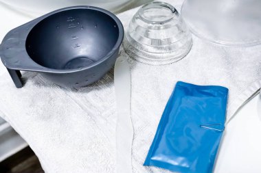 boş plastik ve cam kase, plastik çubuk ve mavi plastik ambalaj beyaz havlu üzerine güzellik salonu, cilt ve vücut tedavileri ürünleri hazırlamak için ekipman