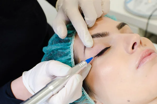 Permanente Make Tätowierung Kosmetikerin Permanent Make Eyeliner Eyeliner Tätowierung Auf — Stockfoto