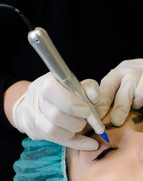 Tatuaje Maquillaje Permanente Cosmetólogo Aplicando Permanente Maquillaje Delineador Delineador Ojos — Foto de Stock