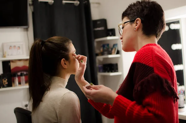 Profesyonel Makyaj Sanatçısı Gözlüklü Güzellik Salonunda Makyaj Yapıyor — Stok fotoğraf