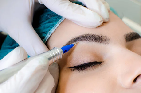 Cosmetólogo Haciendo Maquillaje Permanente Las Cejas Procedimiento Tatuaje Mujer Joven — Foto de Stock