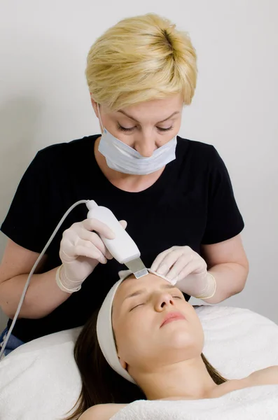 Blonde Seriöse Kosmetikerin Mit Schutzmaske Bei Der Anwendung Von Ultrapeel — Stockfoto