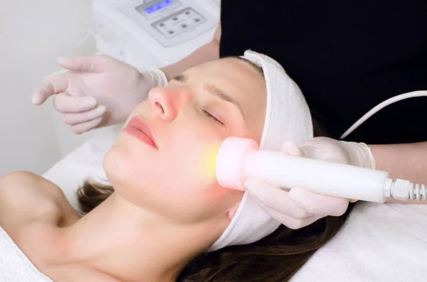 Beautician Doing Red Led Light Therapy Female Customer Beauty Salon — Stock Photo, Image