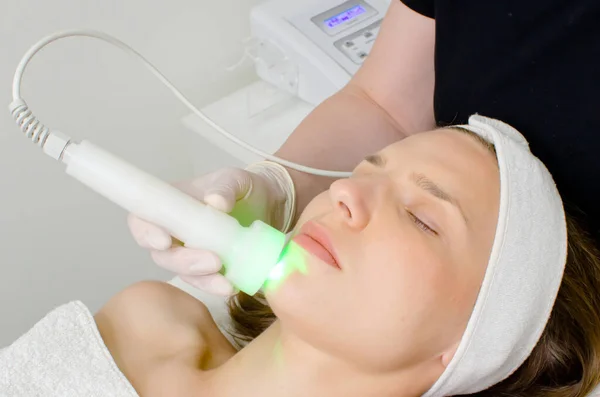 Schoonheidsspecialiste Doet Groene Led Lichttherapie Voor Vrouwelijke Klant Schoonheidssalon Gezichtsfoto — Stockfoto