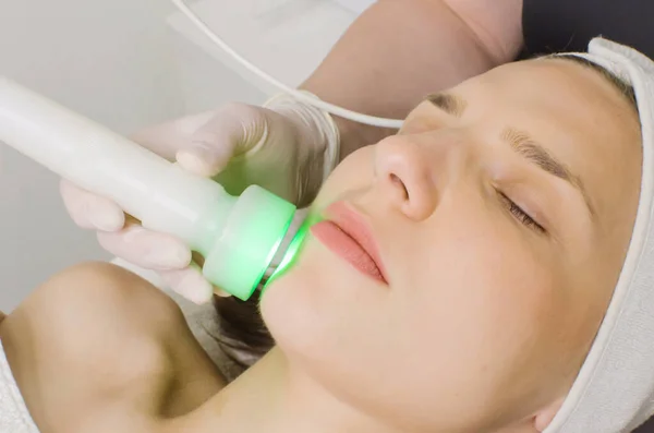 Kosmetikerin Die Grüne Led Lichttherapie Für Weibliche Kunden Schönheitssalon Gesichtsfototherapie — Stockfoto