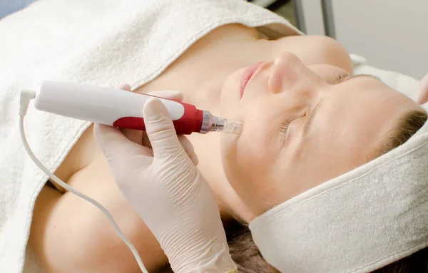 Kosmetikerin Kosmetikerin Weißen Handschuhen Die Gesichtsdermapenbehandlung Auf Das Gesicht Einer — Stockfoto