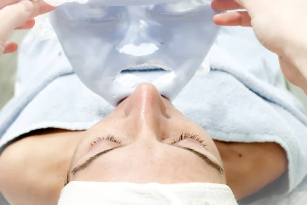 Kosmetický Pracovník Odstraňující Kosmetický Kaviár Odloupnout Masku Pro Péči Pleť — Stock fotografie